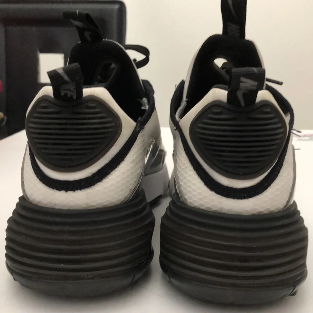 NIKE AIR RUNNING SNEAKERS MENS-BOYS (TEENS SIZE 7Y